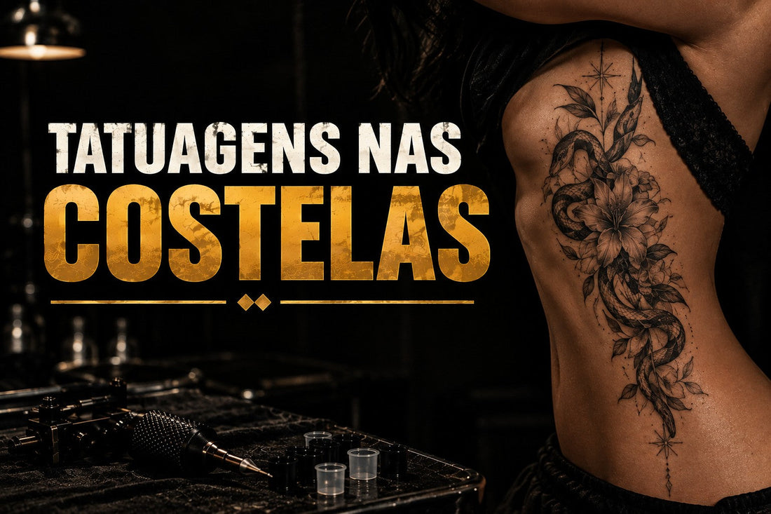 Imagem sobre tatuagens nas costelas, com uma tatuagem vertical em preto e cinza de uma serpente entre flores e elementos ornamentais, acompanhando a lateral do tronco. Ao lado, material de tatuagem e o título ‘Tatuagens nas Costelas’