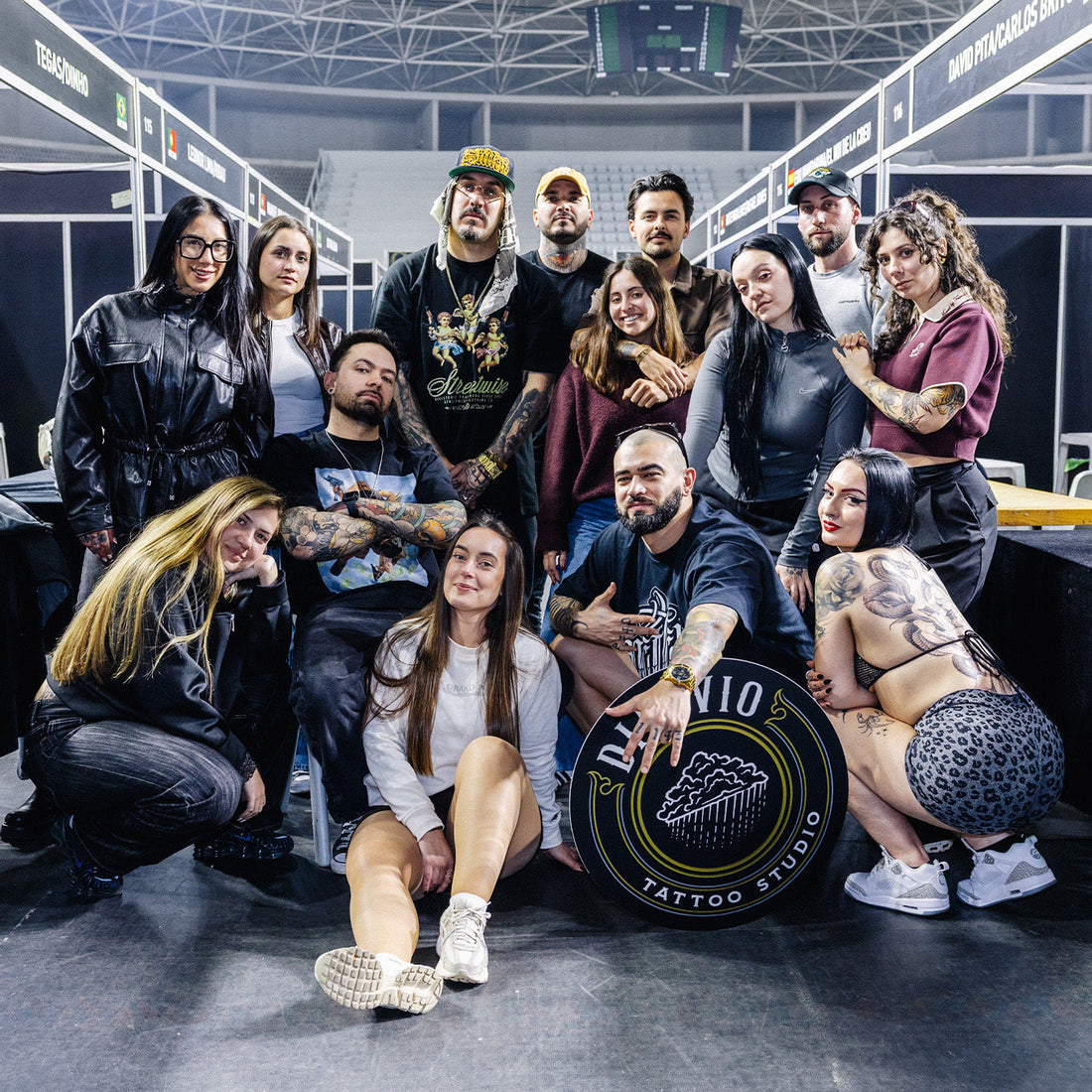 Equipa da Dilúvio Tattoo Studio na convenção de tatuagens do Porto, premiada em blackwork, dotwork, lettering e tatuagem tradicional, especializada em tatuagens personalizadas para quem procura tatuar com qualidade e profissionalismo