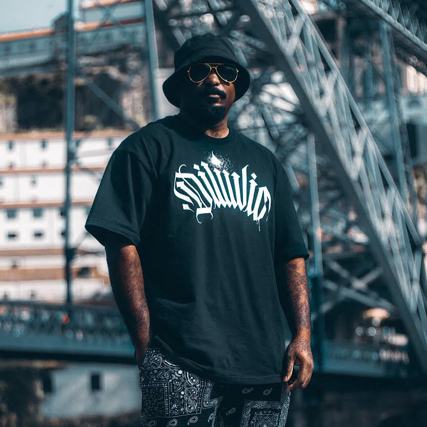 Moda urbana Diluvio Tattoo Studio em Lisboa com t-shirt de lettering exclusivo streetwear merchandising