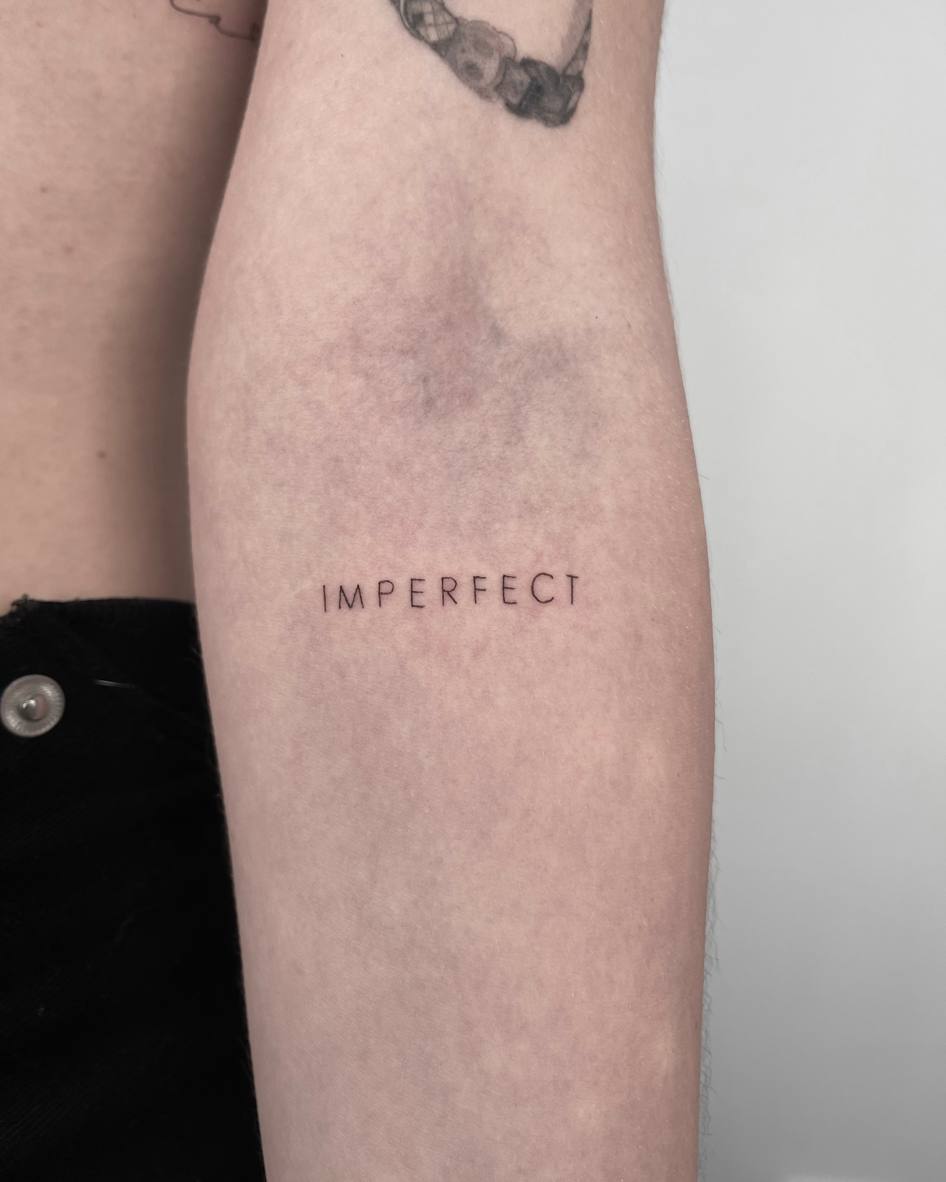 Tatuagem fine line de lettering 