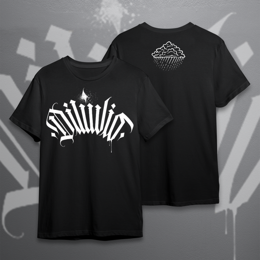 T-shirt oficial do merchandise do Dilúvio Tattoo Studio, com design gráfico em lettering personalizado. Fotografia do produto em destaque, ideal para loja online streetwear e lettering tattoo