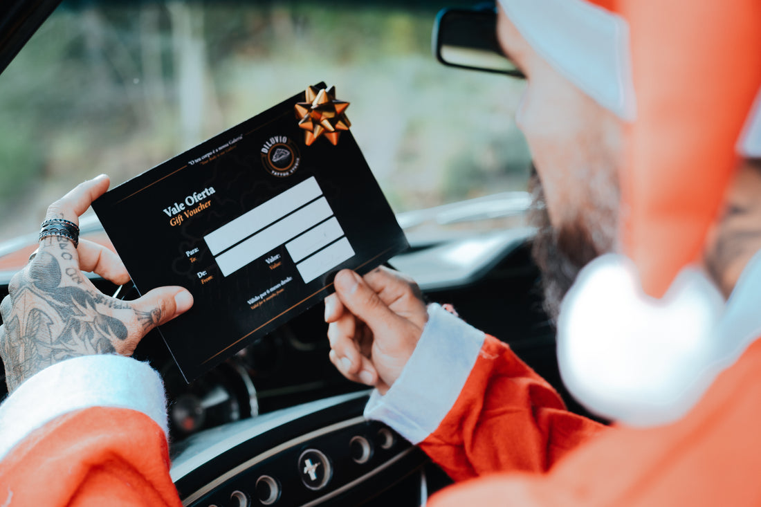 Vídeo promocional do Dilúvio Tattoo Studio apresentando vouchers de tatuagem e piercing. Mostra o estúdio, artistas tatuando, aplicação de piercings, desenhos autorais e clientes satisfeitos. Destaque para os vouchers de presente, com diferentes valores, válidos para tattoos personalizadas e piercings profissionais. Promoção especial para quem busca presentear com arte, estilo e segurança. Dilúvio Tattoo Studio — tatuagem, piercing e vouchers de presente em ambiente seguro e especializado