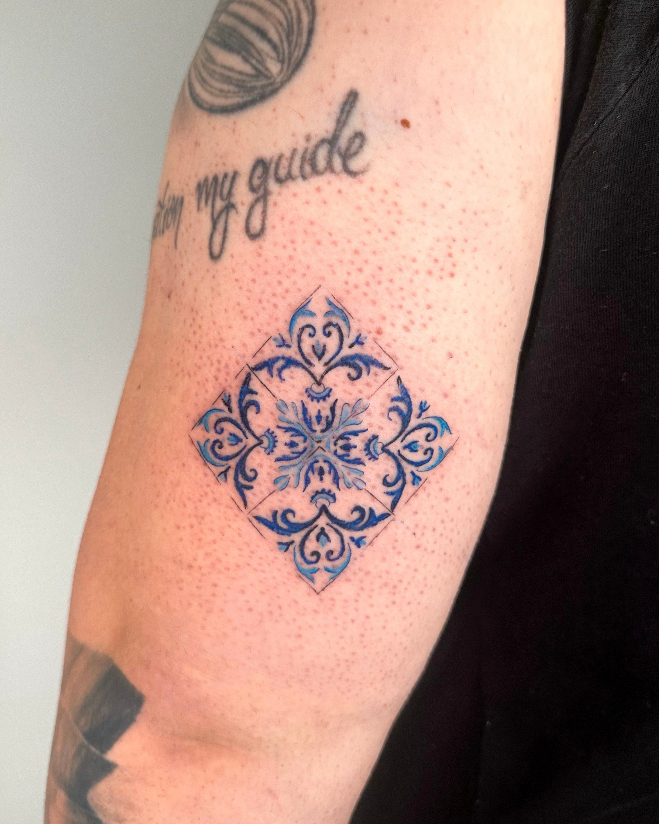 Tatuagem de azulejo português tradicional a azul e branco com lettering 