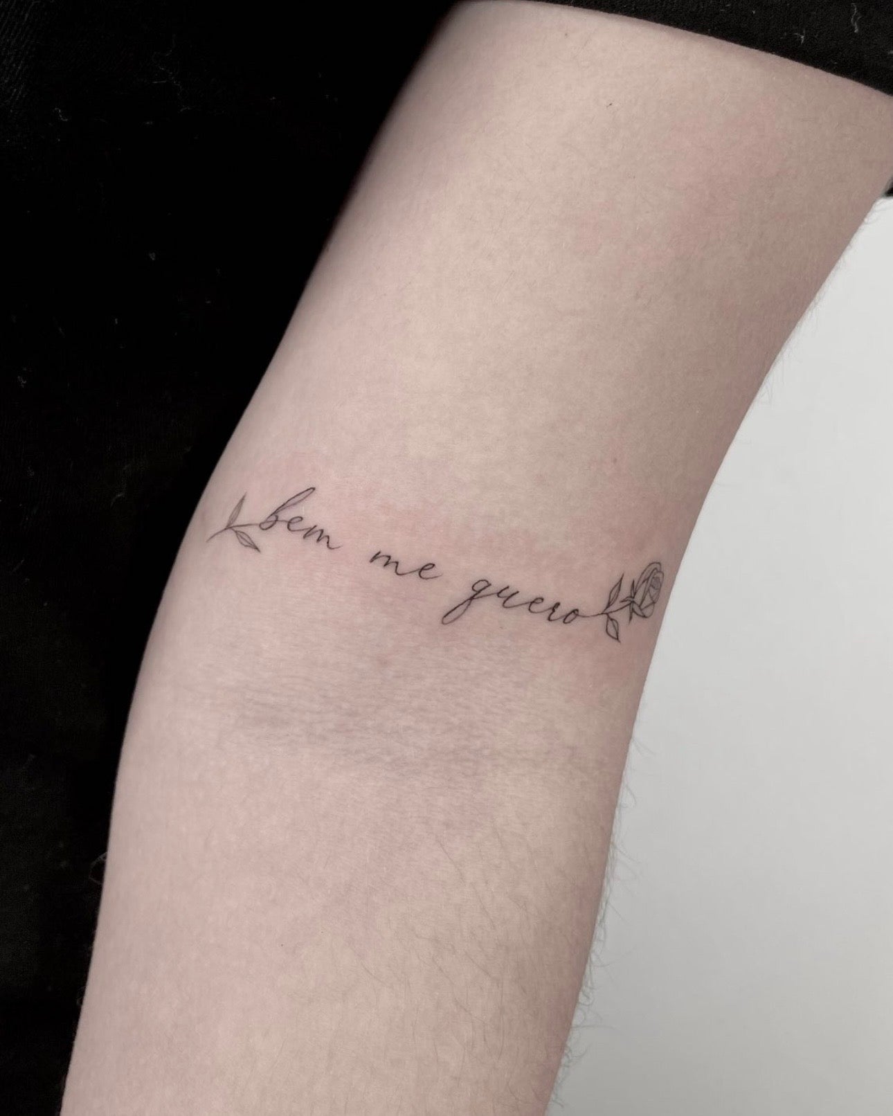 Tatuagem fine line de lettering cursivo 