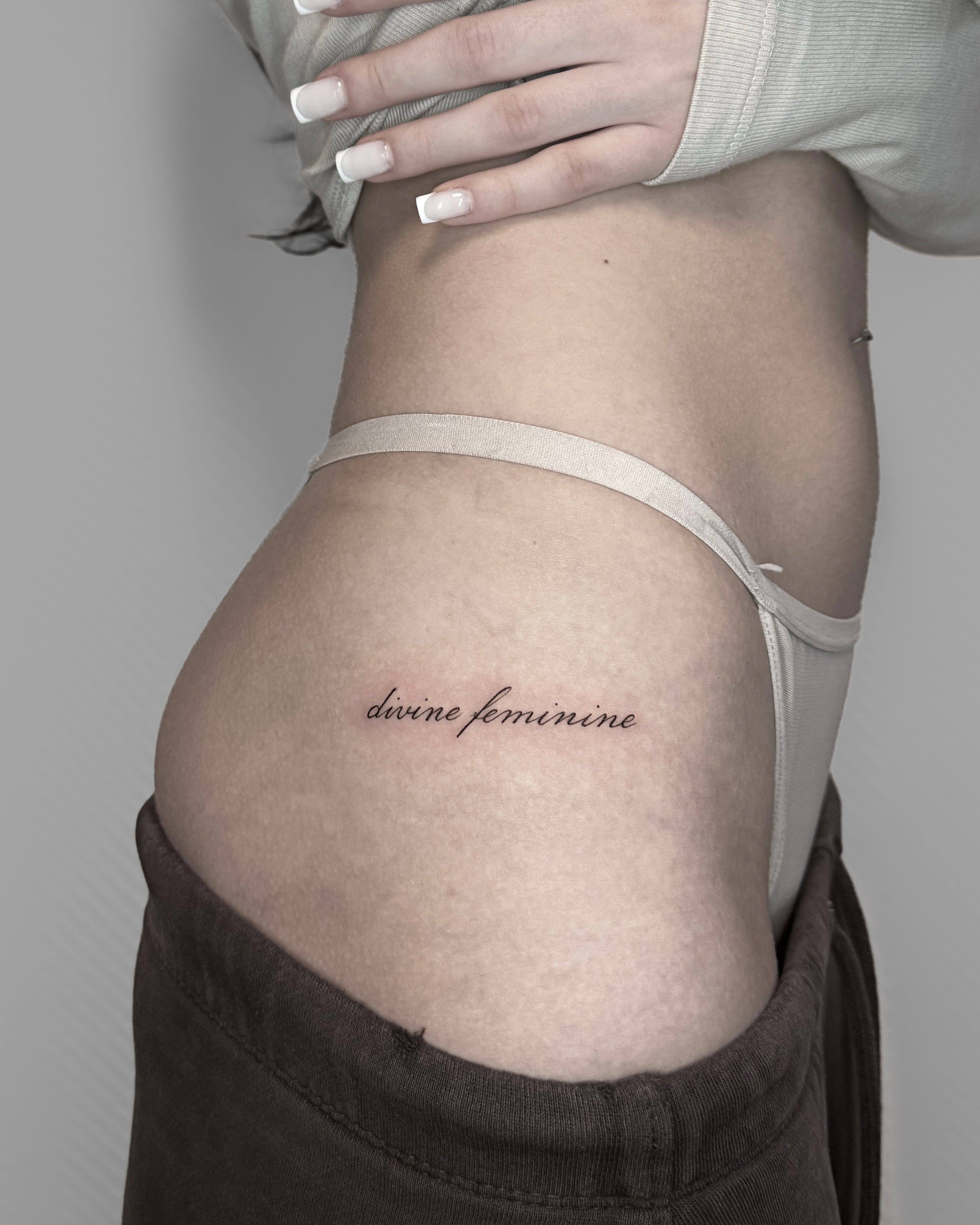 Tatuagem fine line de lettering cursivo 