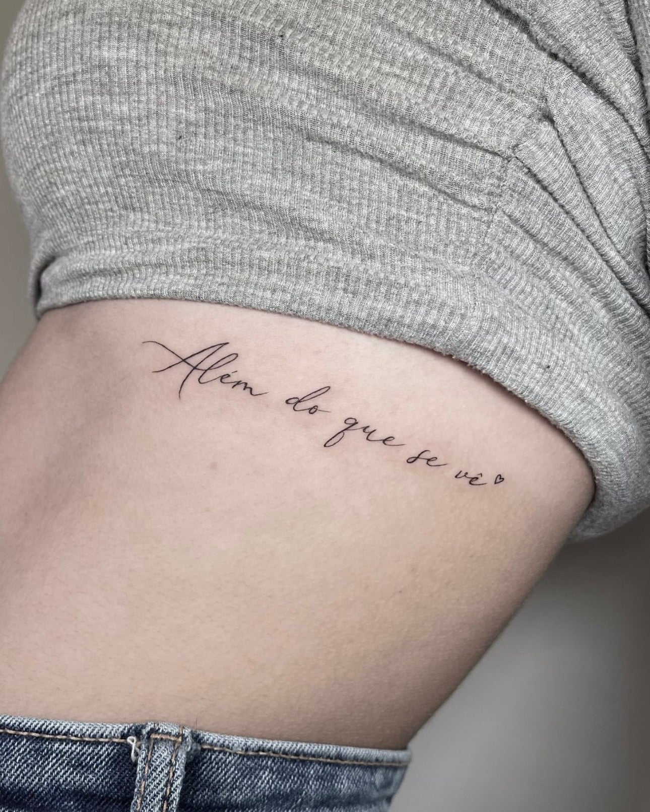 Tatuagem fine line de lettering cursivo 