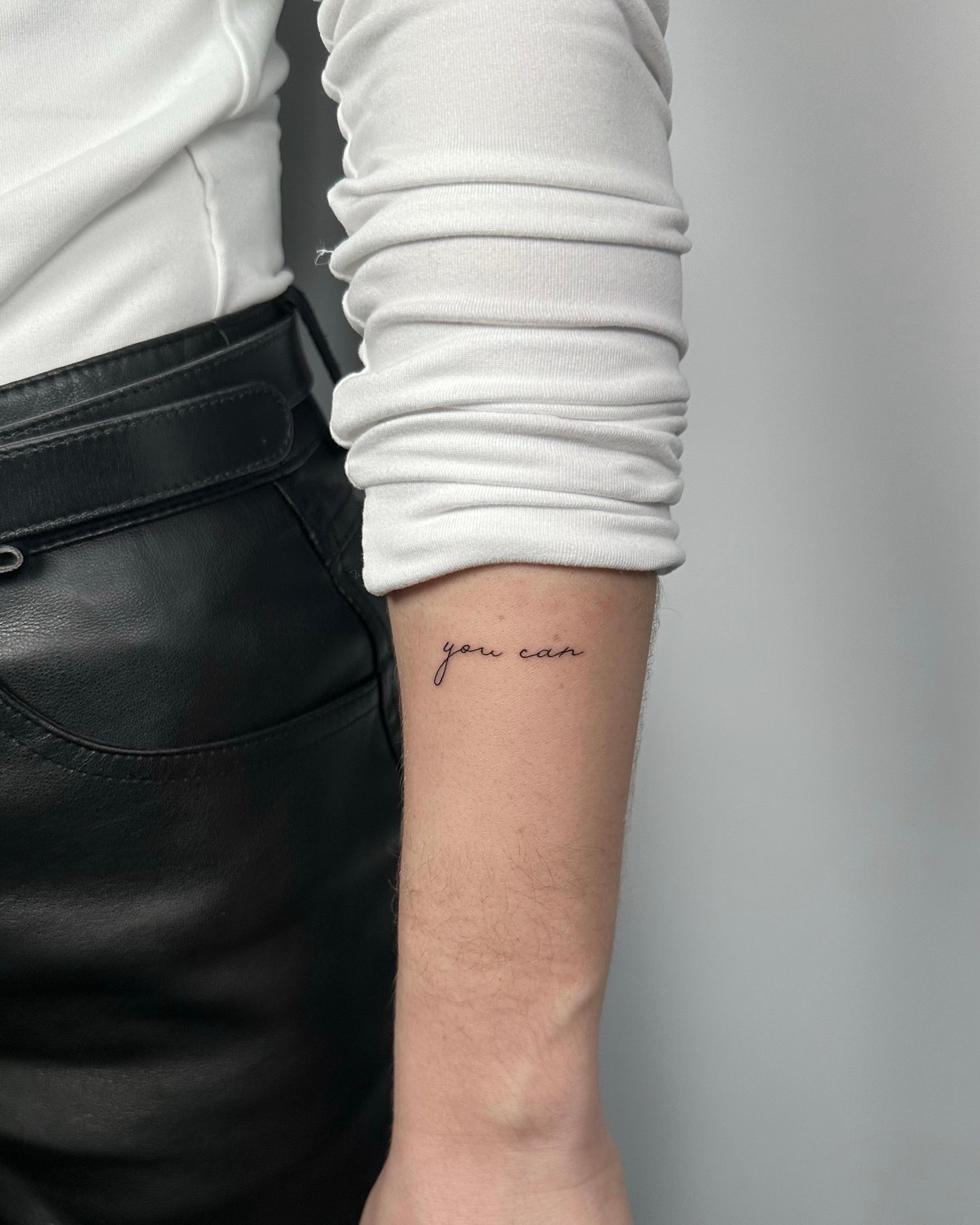 Tatuagem fine line de lettering cursivo 