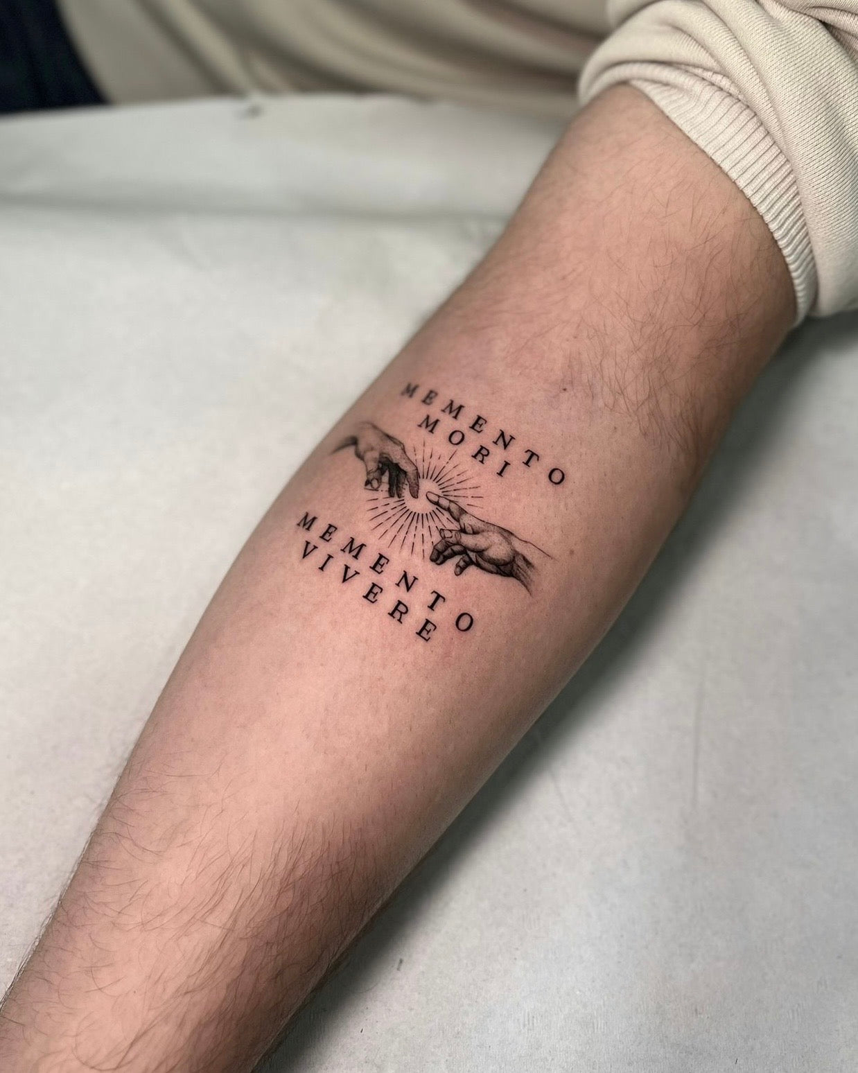tatuagem fine line com lettering 