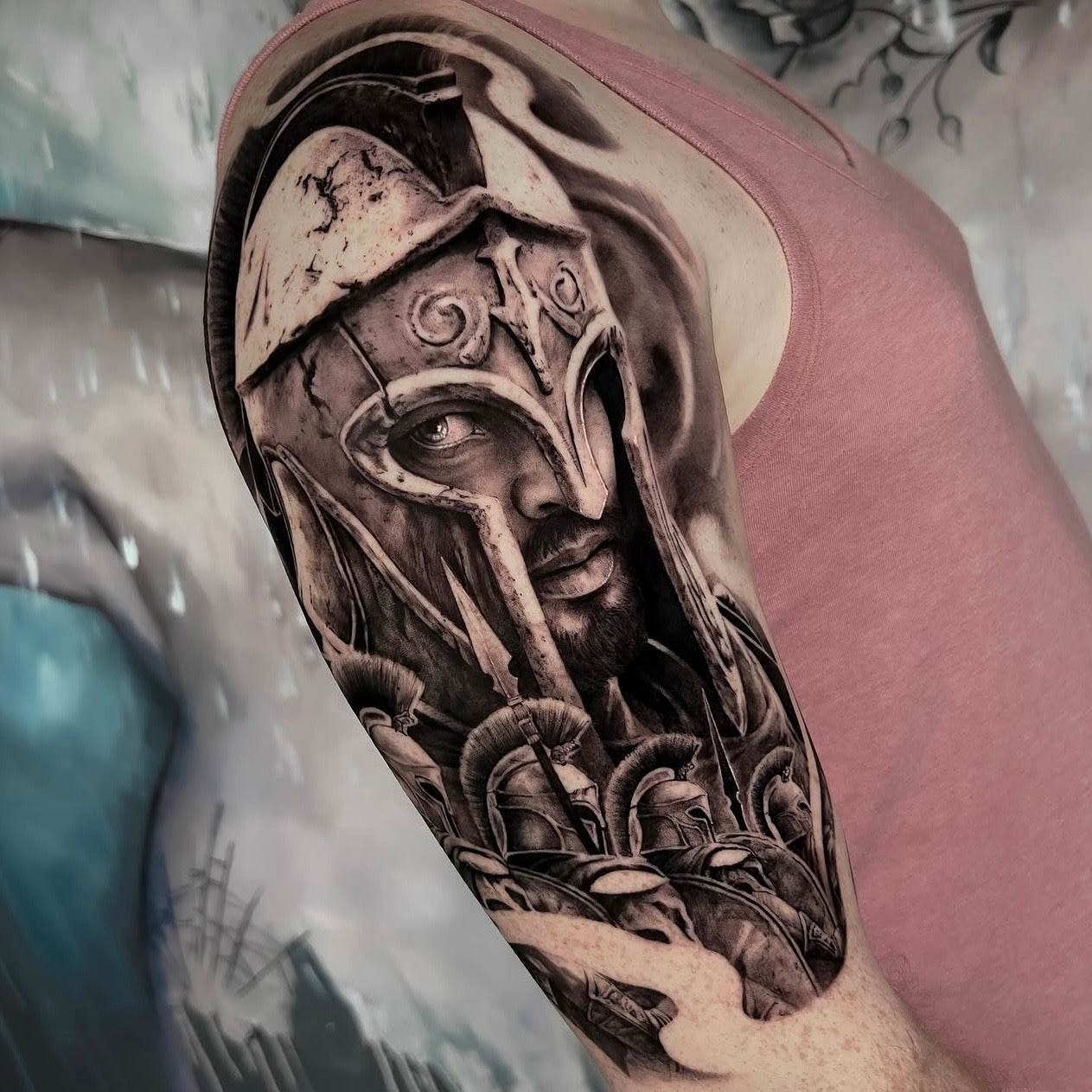 Tatuagem realista de guerreiro espartano com capacete no braço, black and grey, feita no Dilúvio Tattoo em Benfica.