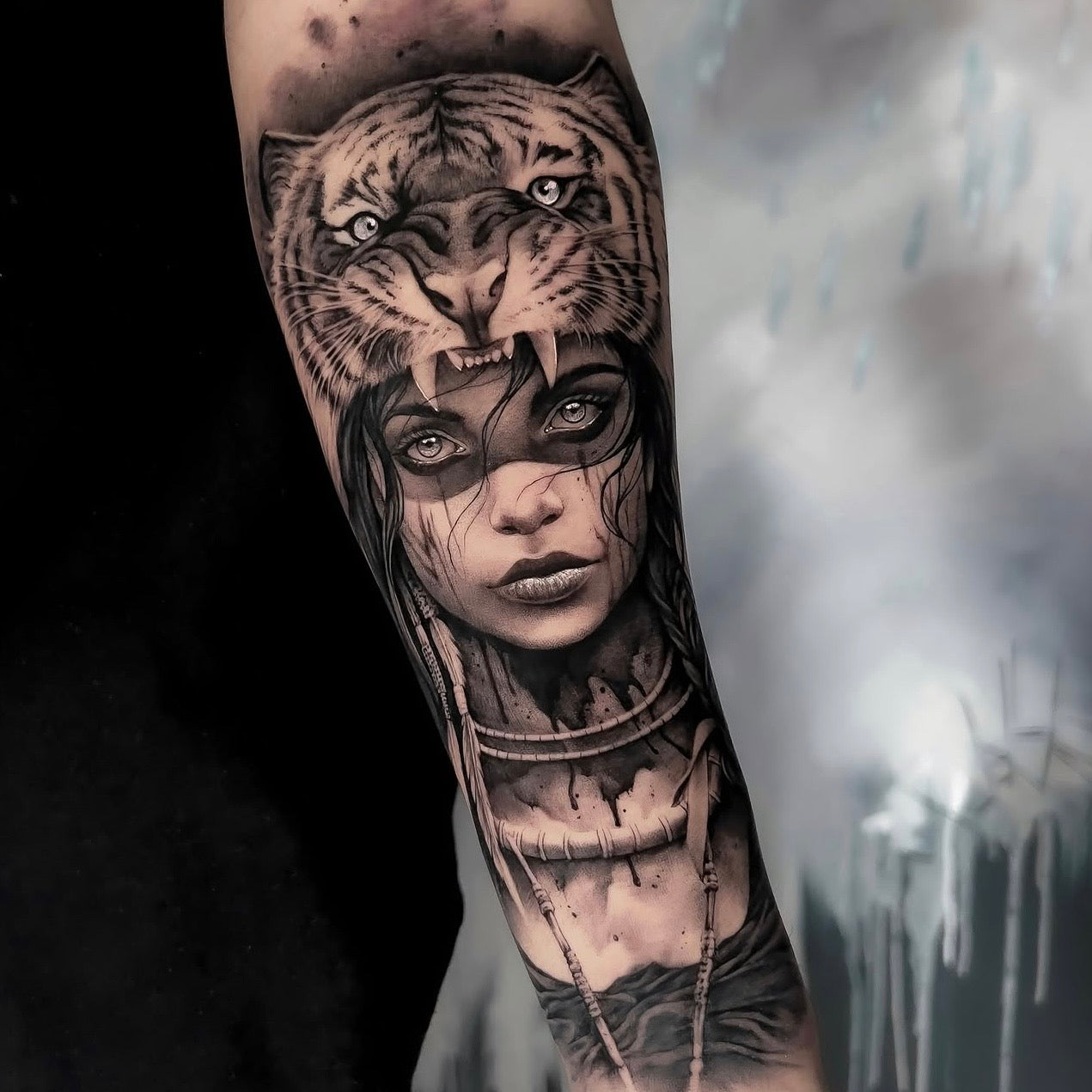 Tatuagem em black and grey de retrato feminino com cabeça de tigre no braço, estilo realismo, feita no Dilúvio Tattoo em Benfica, Lisboa.