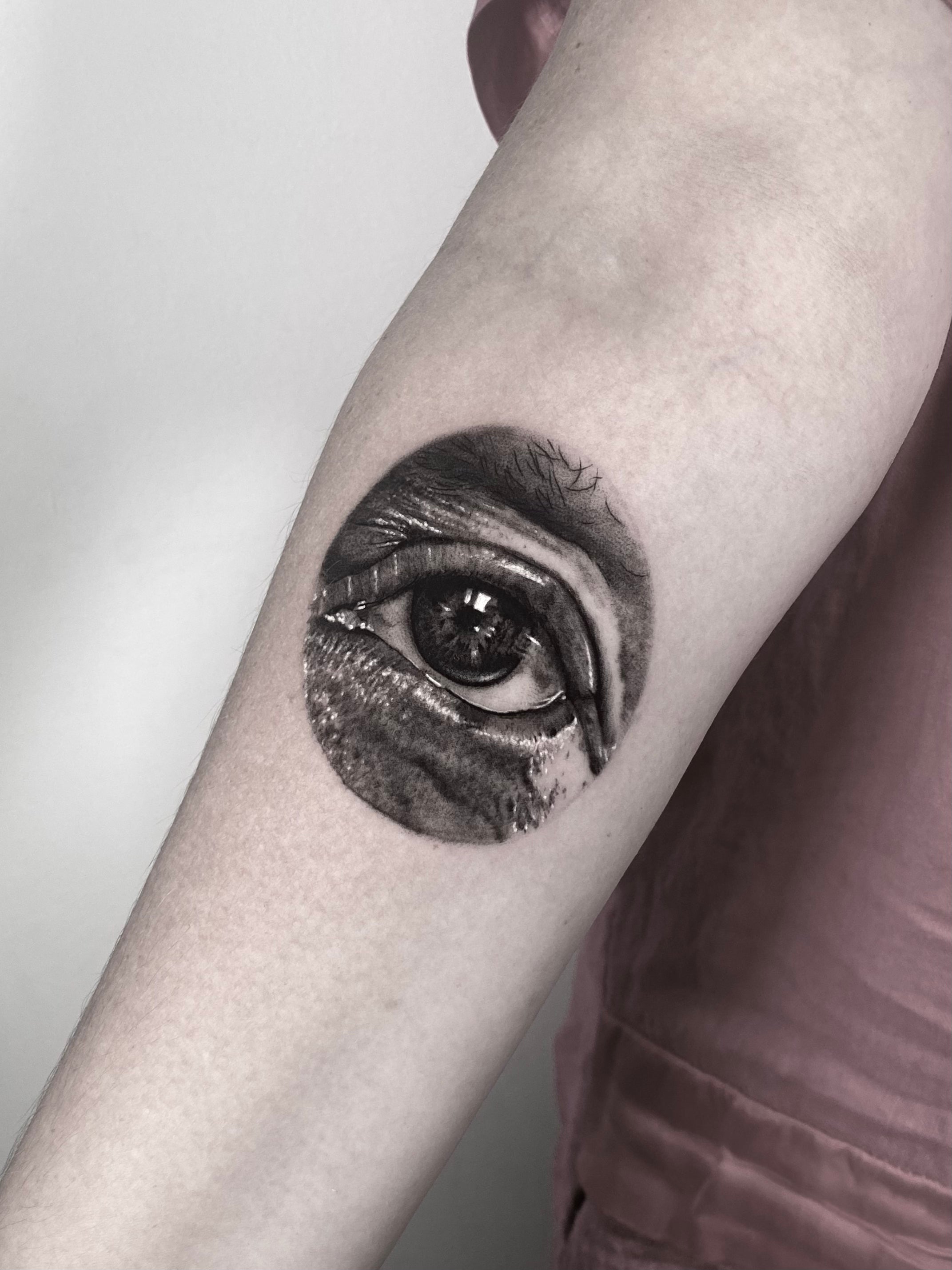 atuagem realista em black and grey de olho detalhado em pequeno formato no braço interior, estilo micro-realismo, feita na Dilúvio Tattoo em Benfica, Lisboa.