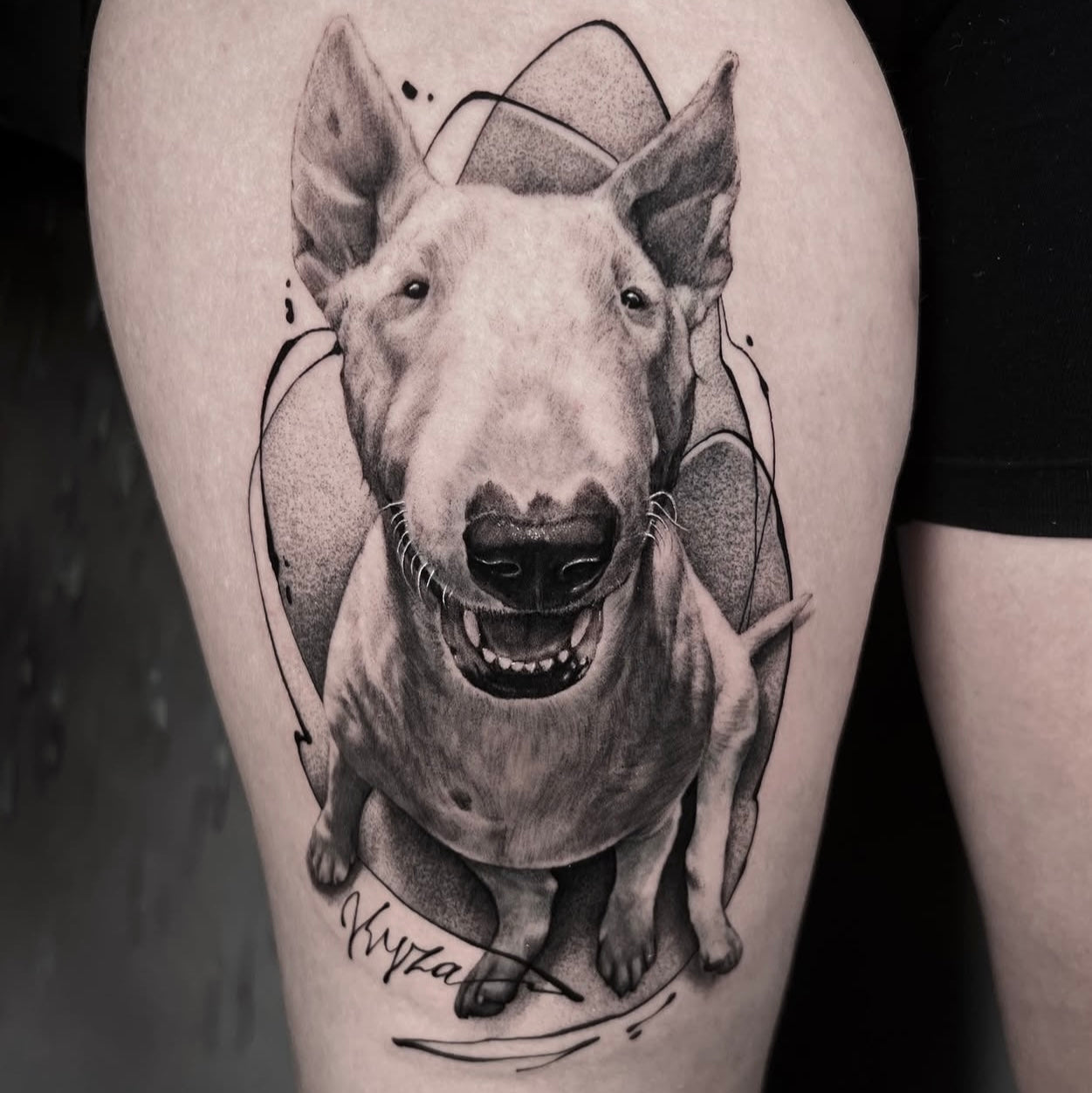 Tatuagem realista de retrato de bull terrier de corpo inteiro com nome personalizado na coxa, black and grey com elementos geométricos, homenagem a animal de estimação, na Dilúvio Tattoo em Benfica.