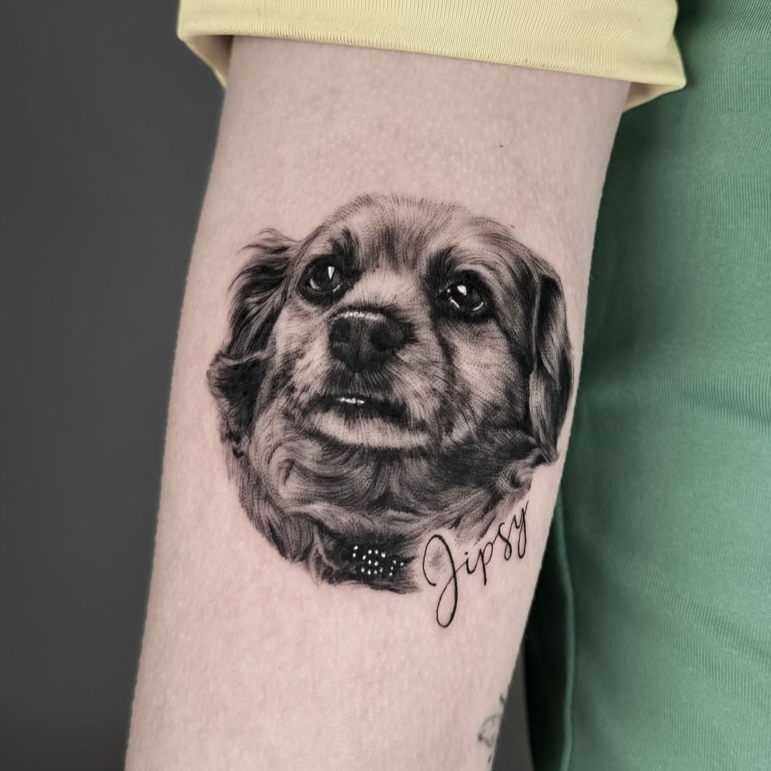 atuagem realista de retrato de cão com lettering do nome 