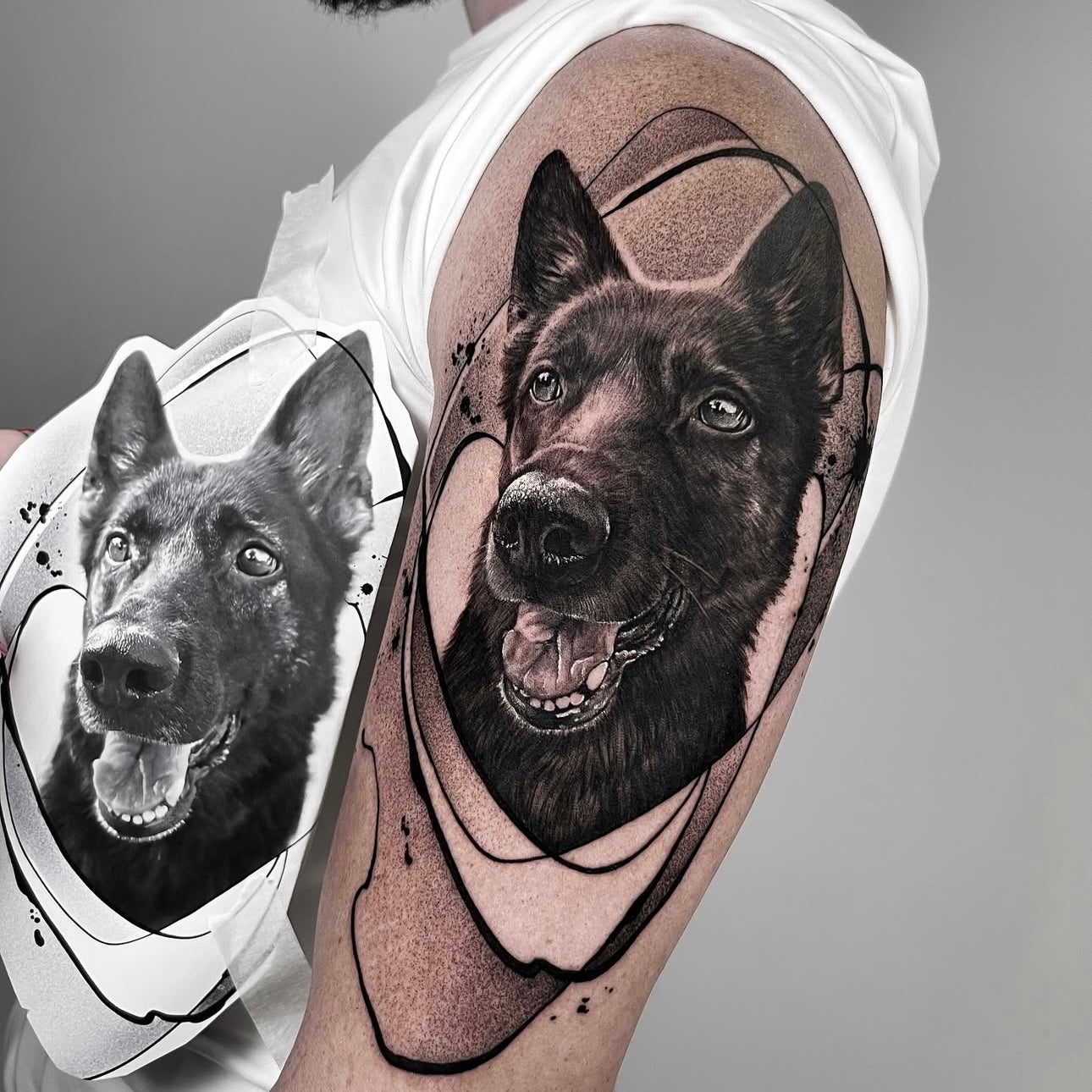 Tatuagem realista de retratos de dois pastores alemães negros com elementos geométricos abstratos no braço, black and grey, homenagem a animais de estimação, na Dilúvio Tattoo em Benfica.